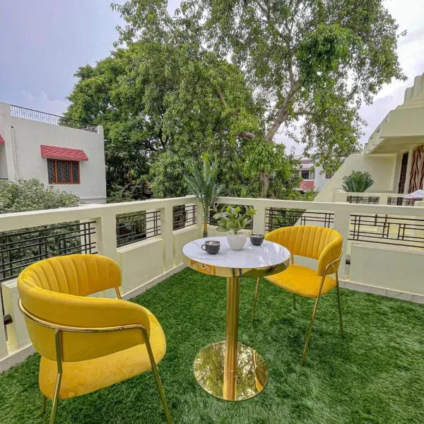 Serene Stays at Varanasi - 5BHK Luxury Villa、バラナシのホテル
