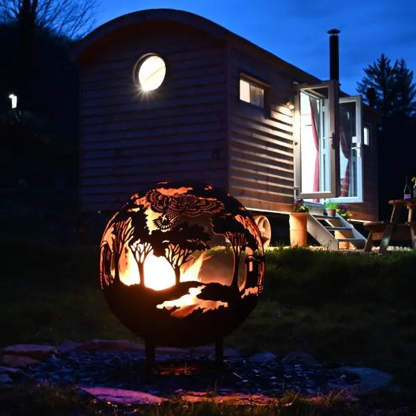 Meidrim Meadows luxury shepherd's hut, hotel v destinaci Mydrim