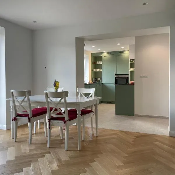 Elegantný podkrovný 4 izbový byt pri Bojniciach, hotel v Prievidze