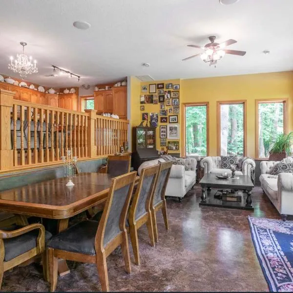 Bed and breakfast suite at the Wooded Retreat, hotel in Pine City