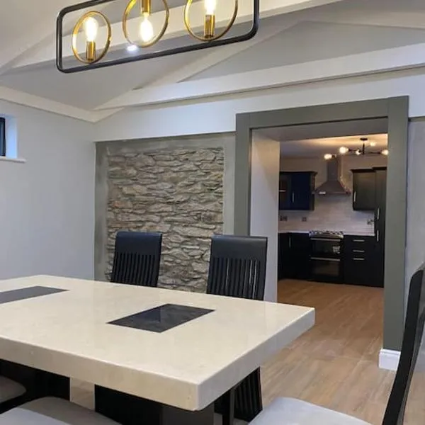 An Riasc Farmhouse Rental, hotel i Dingle