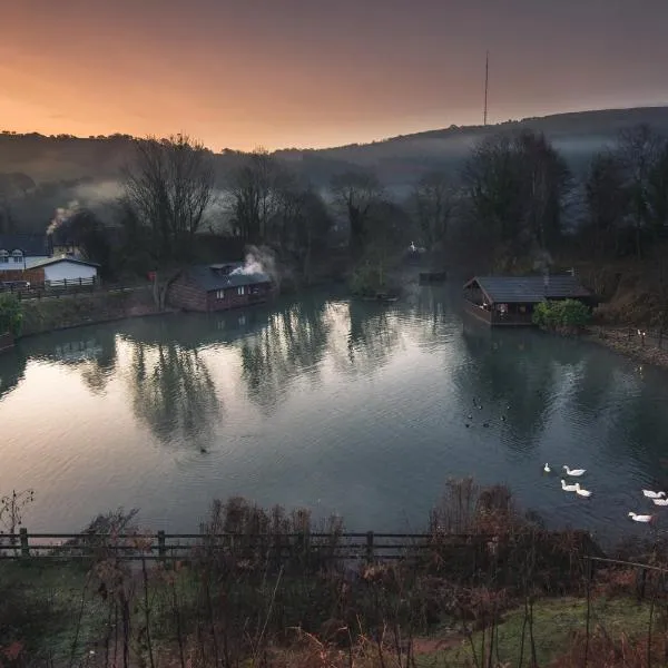 Herons Lake Retreat Hot Tub Lodges, מלון בCaerwys