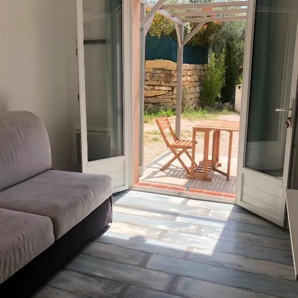 studio avec extérieur, hotel v destinaci Solliès-Toucas