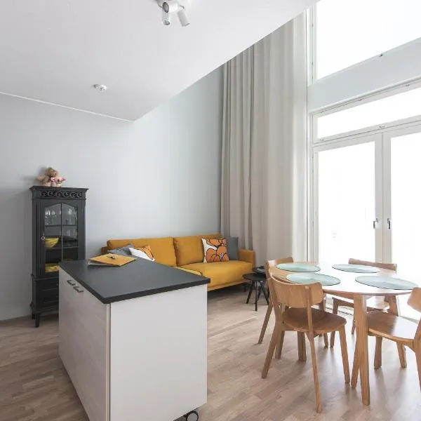 Ydinkeskustassa saunallinen huoneisto kahdessa tasossa, Hotel in Kuopio