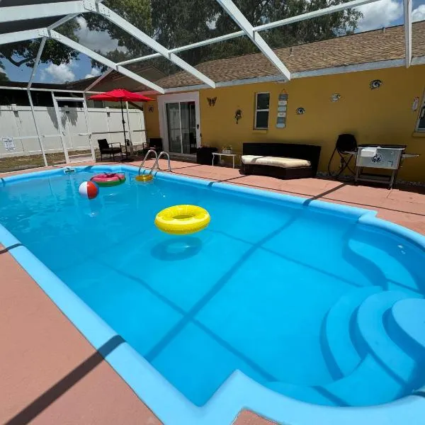 Cozy Family Home in Tampa with Private & Heated POOL, Pool table and Kids Play Area, hotel en Cheval