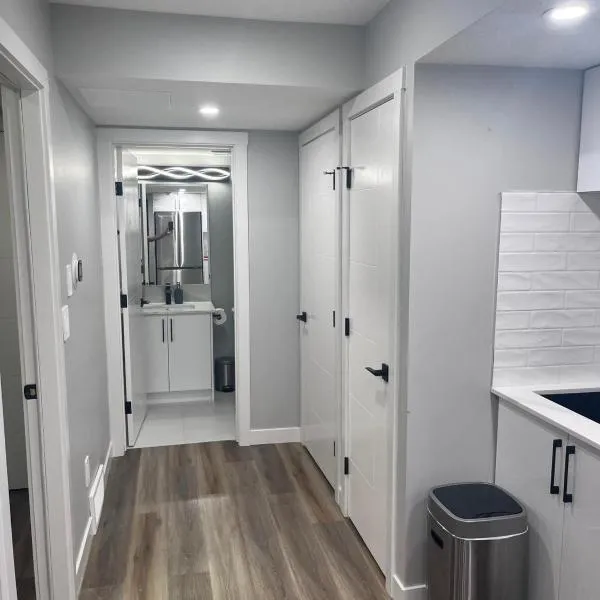 Adorable Private Suite in Seton SE, Calgary、カルガリーのホテル