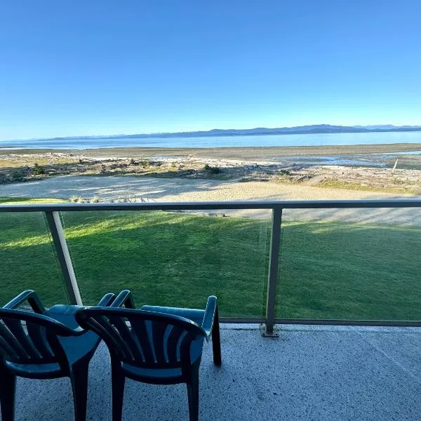 Oceanfront Loft - amazing views!, hotel in Qualicum Beach