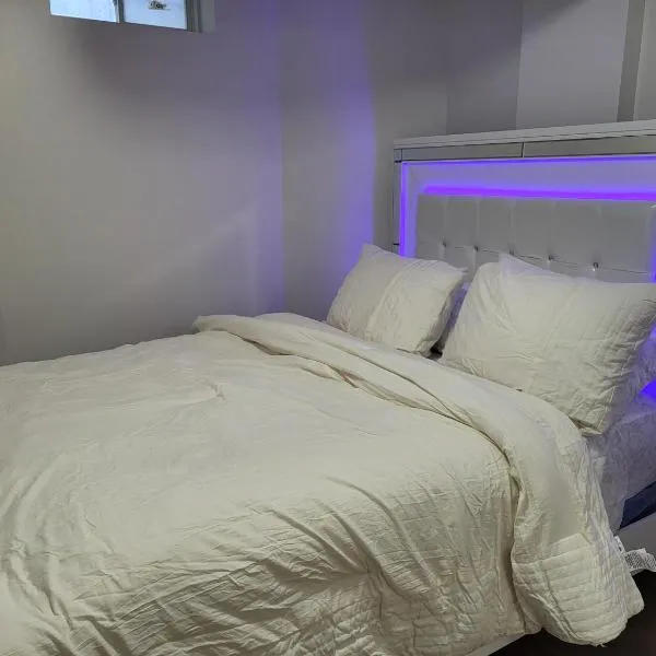 Cozy room basement with separate entrance, hotel v destinaci Brampton