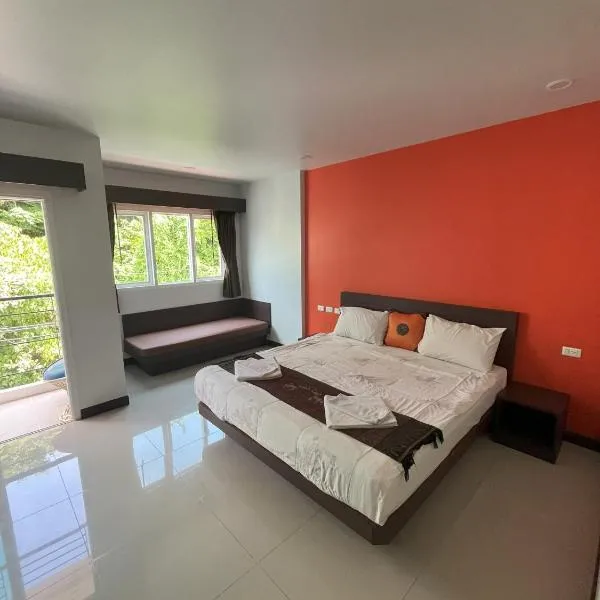 Chollada Inn, hotel a Kamala Beach