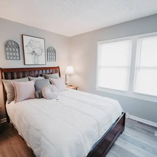 Hot Tub, Pool table, Sleeps 10, hotel di Lexington