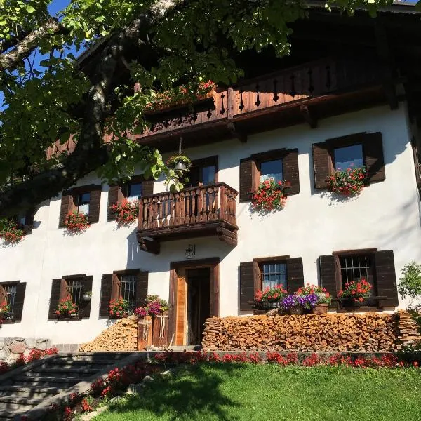 B&B Rossodisera, hotel v destinaci Domegge di Cadore