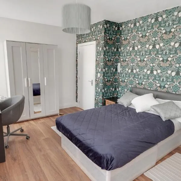 Comfy Double En-suite room in Barking, hotel v destinaci Barking