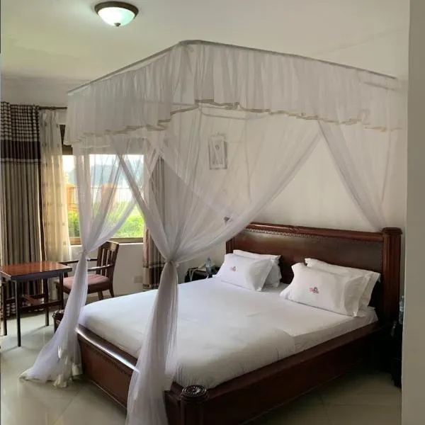 Sienna Beach and Safaris Hotel: Entebbe şehrinde bir otel