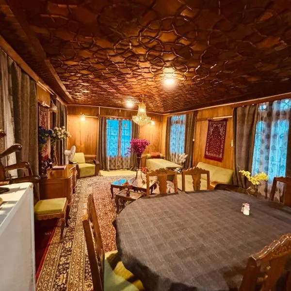 Lucky Kashmir Heritage Houseboat, отель в Сринагаре