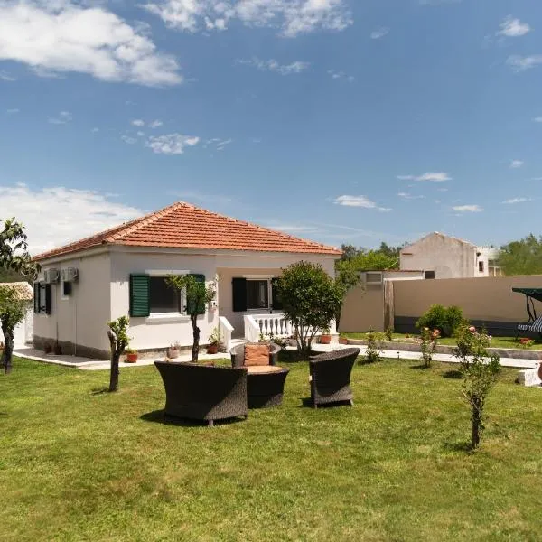 Dimitras Home, hotel in Lefkímmi