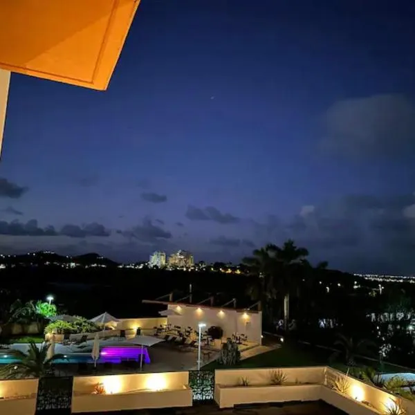 Emerald Upscale Studio in Maho-Walking distance to beach，馬霍礁的飯店