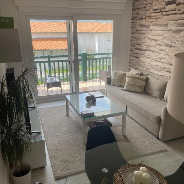 Port Bidassoa - T2 Coquet, Parking, Lit XXL, wifi, près de la gare – hotel w mieście Hendaye