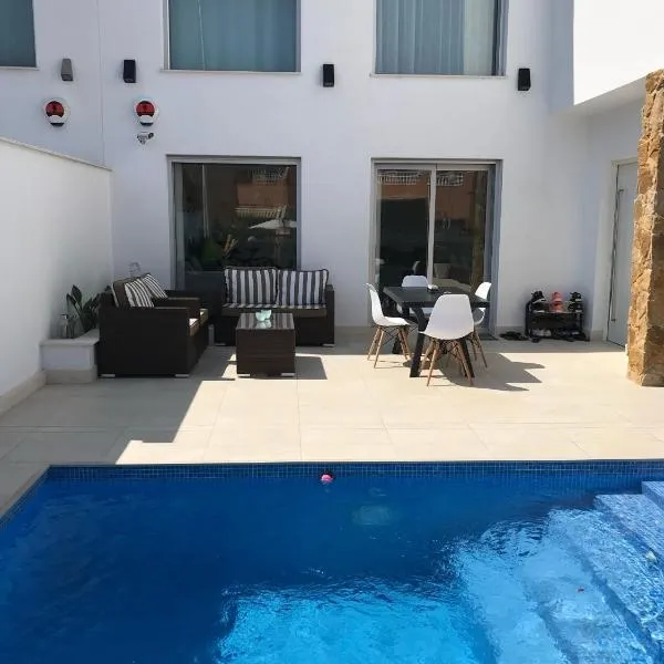 Luxury Villa Torrevieja With Swimmingpool, hotel v destinaci Torrevieja