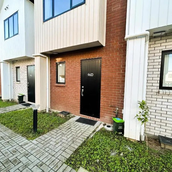 Entire Luxury Cosy Townhouse with Master Bedrooms,10 min to Airport & Sylvia Park, hotel in Auckland