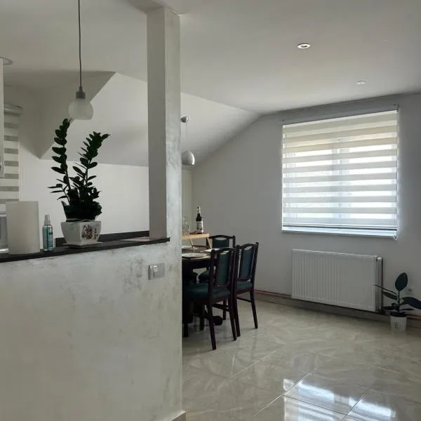 Apartman Diamond LUX, hotel in Surčin