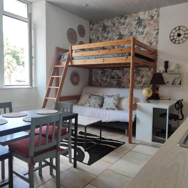 Charmant logement proche mer et montagne: Hasparren şehrinde bir otel