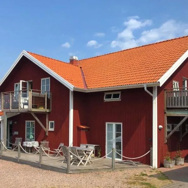 Fin lägenhet med balkong - Centralt o bra läge, hotell i Mollösund
