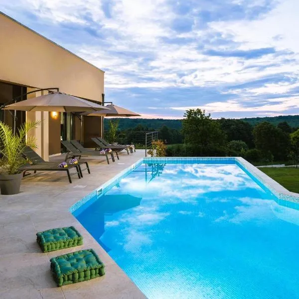 Residence Villa Manuela - Pool & Jacuzzi - Batlug – hotel w mieście Batlug