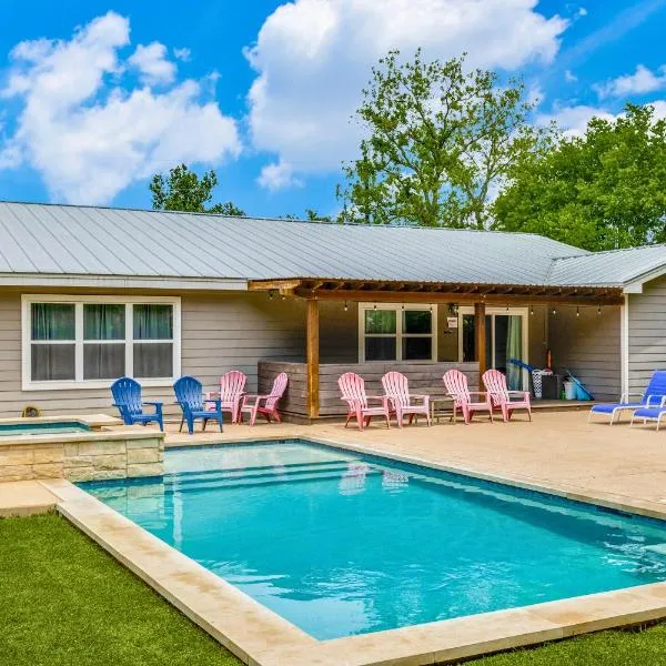 Private Pool & Hot Tub! Charming Hill Country Home Minutes to Wineries/Shops!, khách sạn ở Johnson City