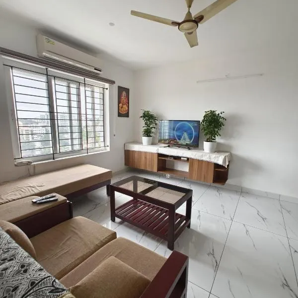 Luxurious Apartment with a pool and gym near Trivandrum railway station, hotel in Trivandrum