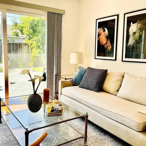 10 mins to SJC Fastest 2 Gigabit WiFI Open Floor BBQ Grill Fireplace Fenced Yard Pet Friendly, hotel sa San Jose