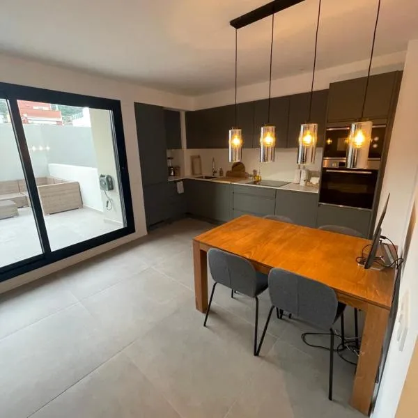 Apartamento de una habitación con terraza grande cerca de Barcelona – hotel w mieście Badalona