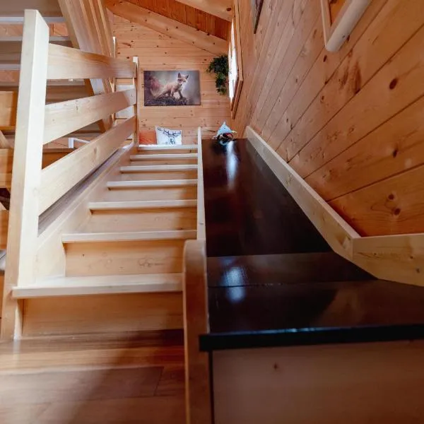 Chalet Regenbogen Leukerbad mit Indoorrutschbahn, hotel in Leukerbad