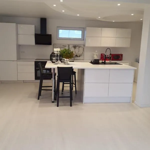Luxury Apartment with Exceptional Fishing near Bergen, Norway, hotel v destinaci Eide