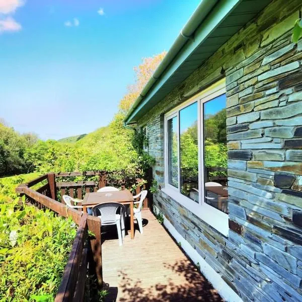 Kallowen Cottage at Crackington Haven, near Bude and Boscastle, Cornwall, hotel din Treneglos