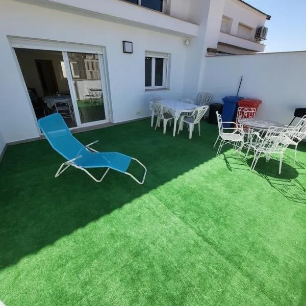 Luminoso ático dúplex con terraza de césped, hotel v destinaci Montroy