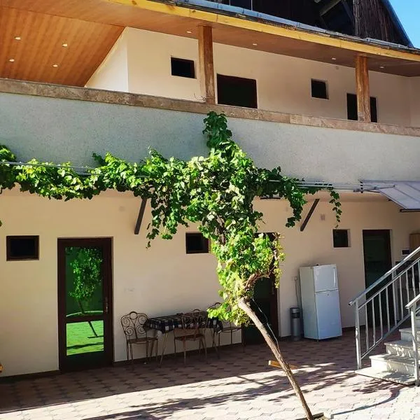 Quiet guest house in Kharberd, hotel en Ereván