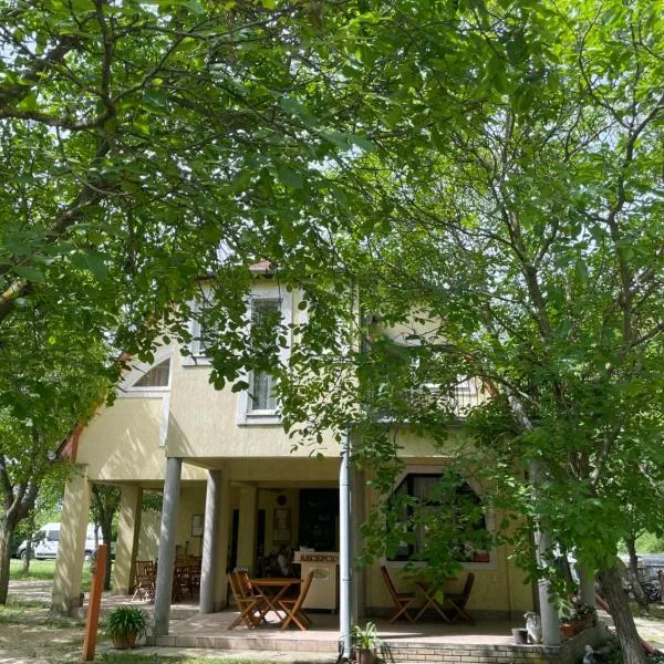 Diós Camping, hotel v destinaci Balatonföldvár