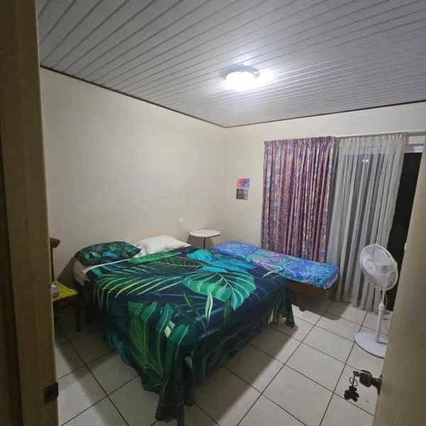 Private Room in our Home Stay by Kohutahia Lodge, 7 min by car to airport and town、パペーテのホテル