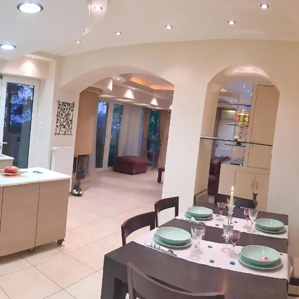 A1 Elegant Vouliagmeni apt in a Unique Spot, hotel in Athens