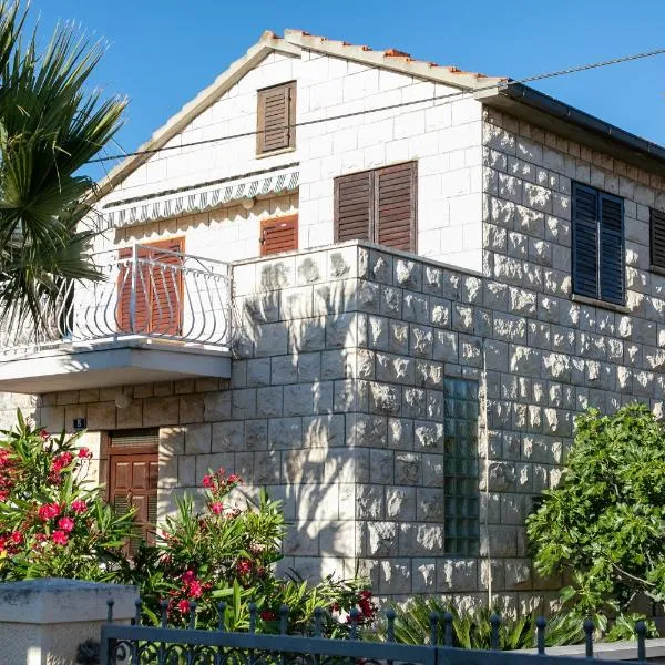 Vacation Home Katarina, מלון בסופטאר