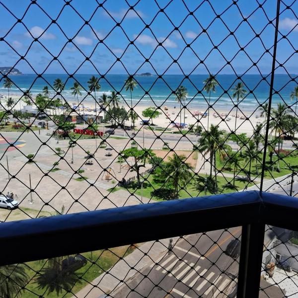 Jóia da Enseada, com serviços de praia, de frente para o mar, 50 mts da praia,3 quartos e varandas com vista para o mar, TV smart, WI-FI, estacionamento
