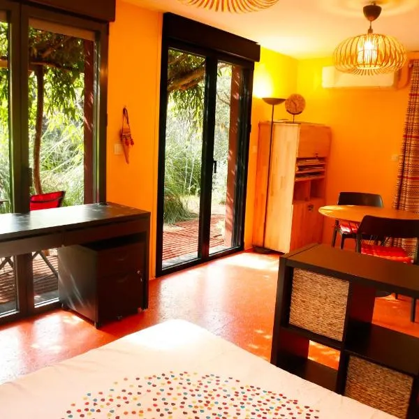 Studio Orange Oasis, hotell sihtkohas Salasc