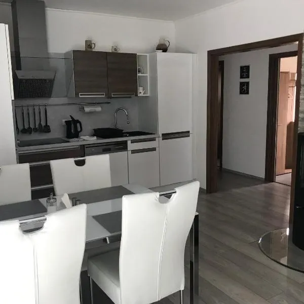 Příjemný apartmán Křoví v rodinném domku se sdíleným bazénem, terasou a zahradou, hotel v destinaci Křoví