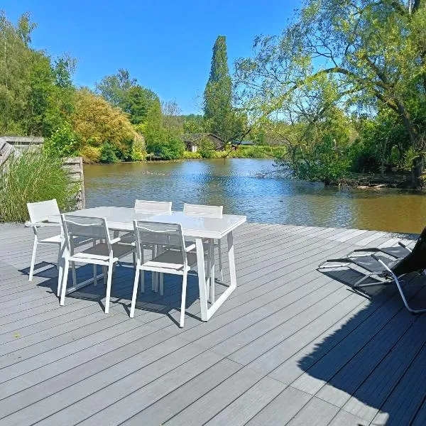 Time 2 Relax chalet aan het water, hotel v destinaci Geel