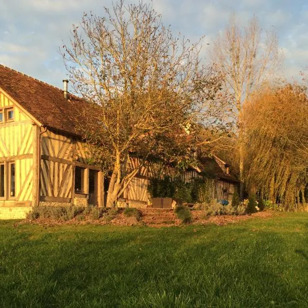 Maison XVIIIe avec vue panoramique exceptionnelle - 12 pers au coeur du Pays d'Auge, hôtel à Le Renouard