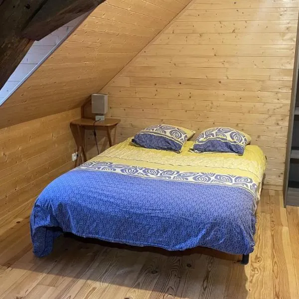 J4 Parking, Wifi Grand 2 Chambres 3 lits 2 à 4 pers, lit parapluie JACQUELINE, hotel em Imphy