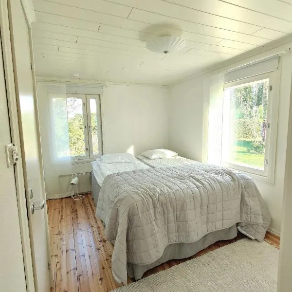 Idyllinen mökki ja pihasauna jokirannassa - sisältää liinavaatteet ja loppusiivouksen, hotel v destinaci Kalajoki