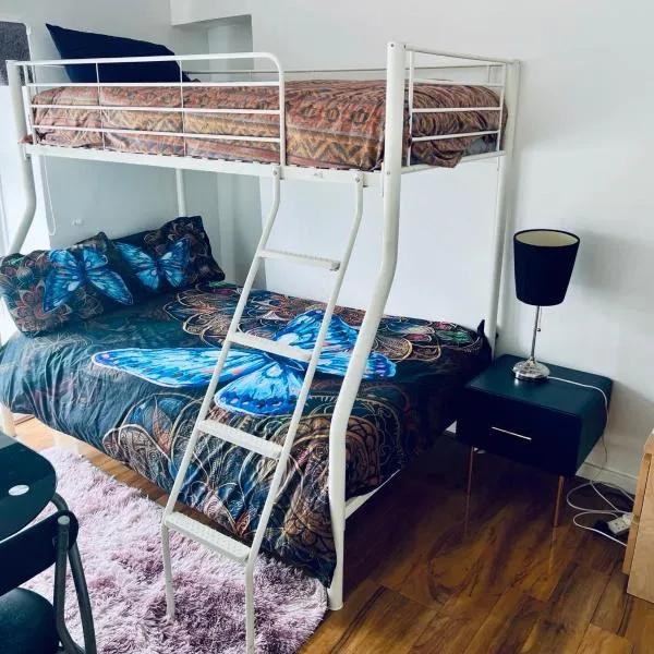 Double bed room in a Peaceful home, hotel u gradu 'Morriston'