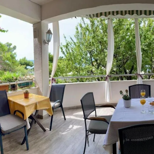 Apartment Gina near the sea, hotel v Omise