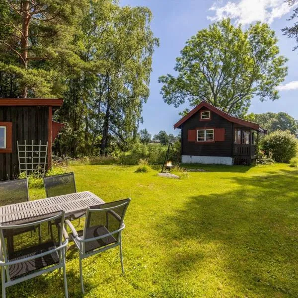Koselig hytte på eget tun med varmtvanns utedusj, hotel v destinaci Ås